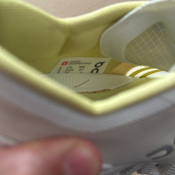 On Running Women's White and Yellow Sneakers (Like New) - Picture 4 of 4
